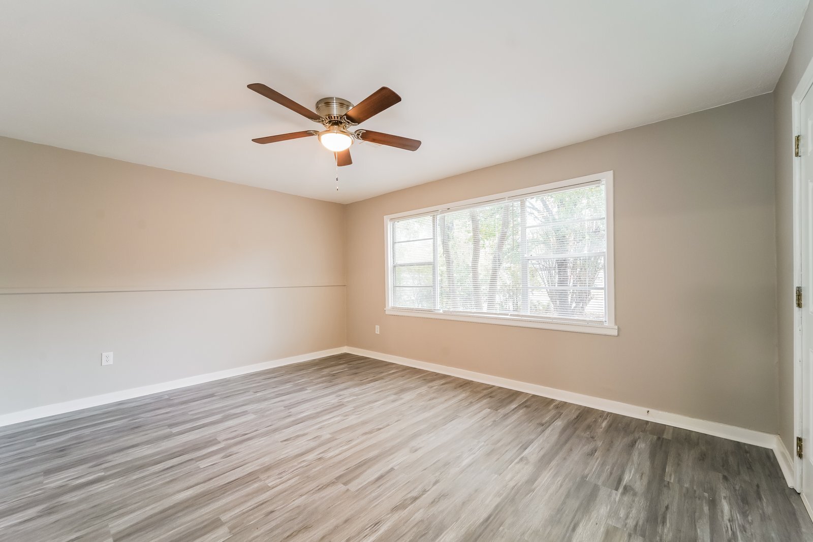 Building Photo - 573 N Park Ln