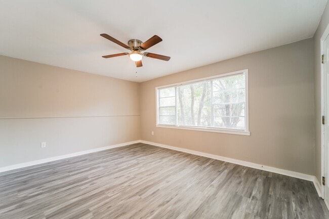 Building Photo - 573 N Park Ln