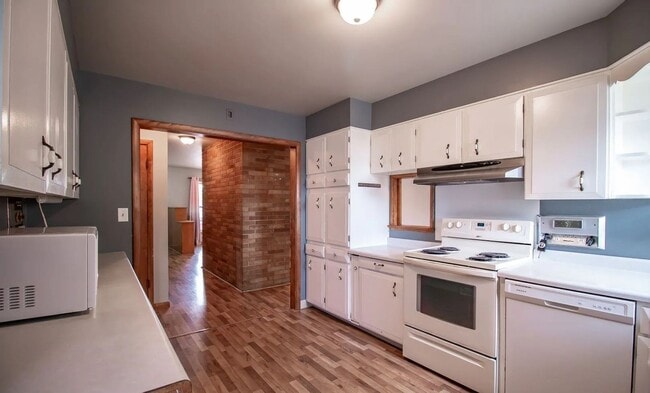 Building Photo - 4 Bedroom 3 Bathroom - South Fargo - All U...