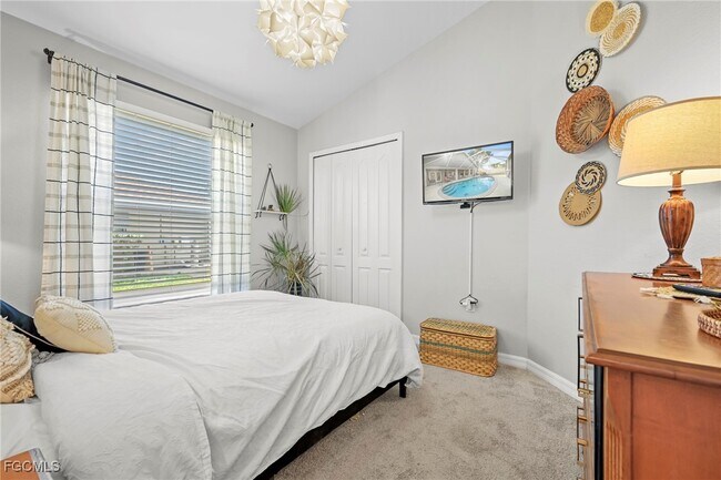 Building Photo - 1831 SE Van Loon Terrace