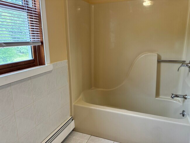 Building Photo - 147 Mansion Rd