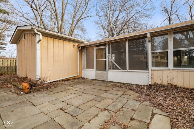 Building Photo - 8856 Moll Dr