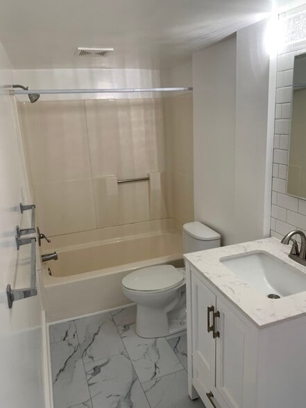 Building Photo - 107 Woodward St