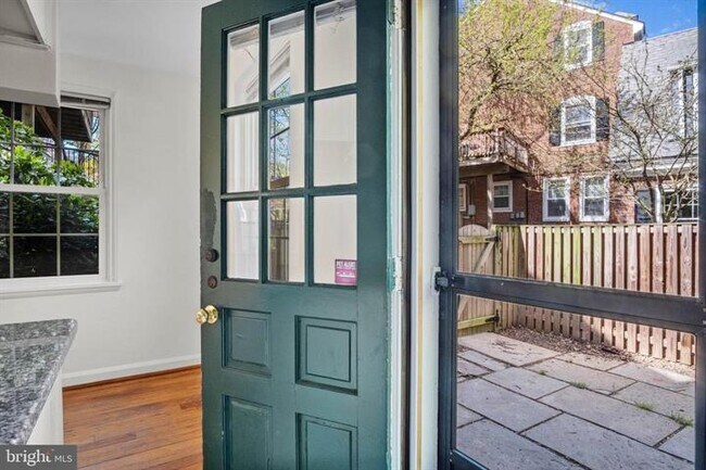 Building Photo - Charming 1-Bedroom Townhouse with 2 Full Baths in Arlington