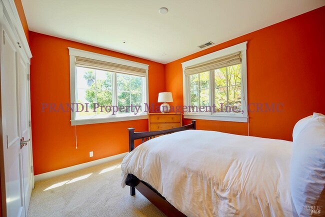 Building Photo - 422 Live Oak Dr