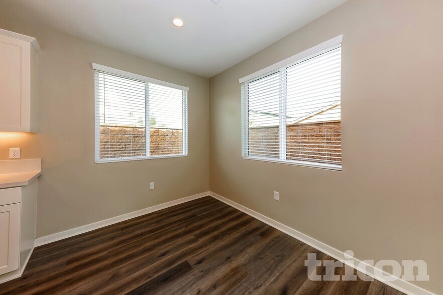 Building Photo - 1704 Lorraine Dr