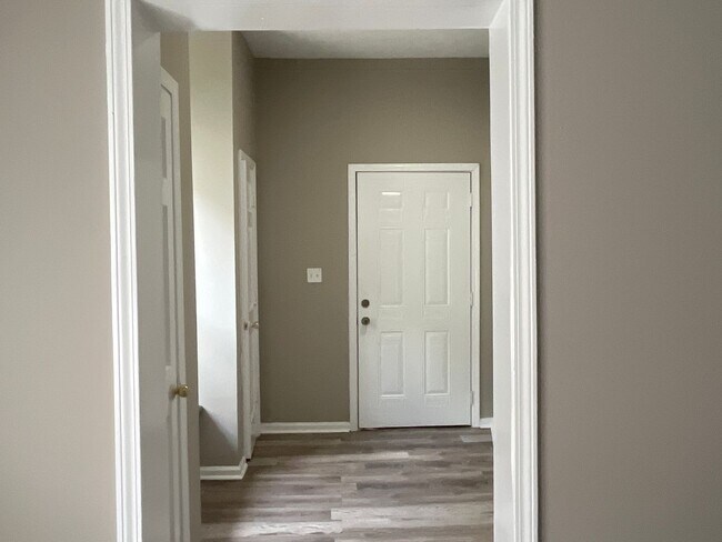 Building Photo - 2 bed 2 bath house