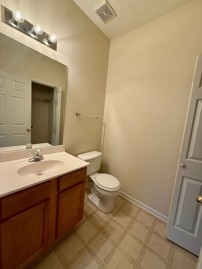 Building Photo - 2 bed/2.5 bath townhome near downtown Daws...