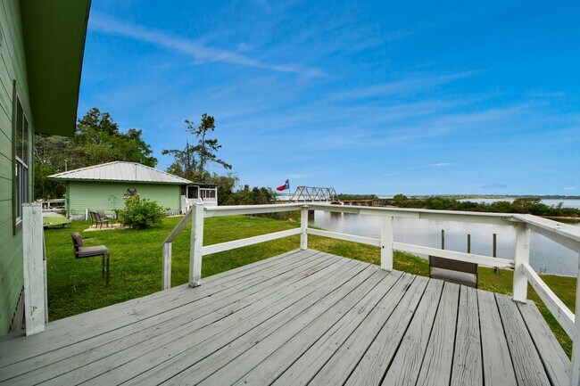 Building Photo - 17111 River Rd