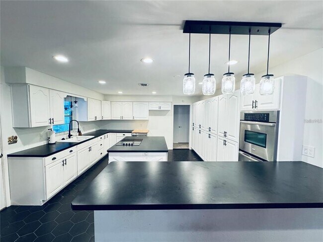 Building Photo - 2022 Edgewood Rd