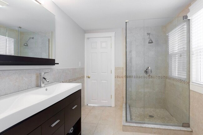 Building Photo - 622 E 2nd St