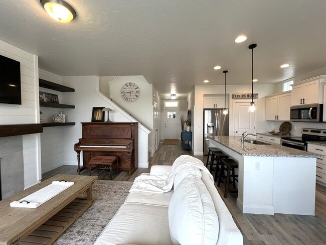 Building Photo - Welcome to this charming 3 bed 2.5 bath home with access to a community pool, just off Deer Flat ...