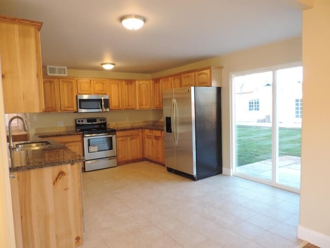 Building Photo - Dog Friendly - 4 Bedroom with Granite Counter tops.