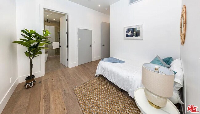 Building Photo - 1637 S Sherbourne Dr