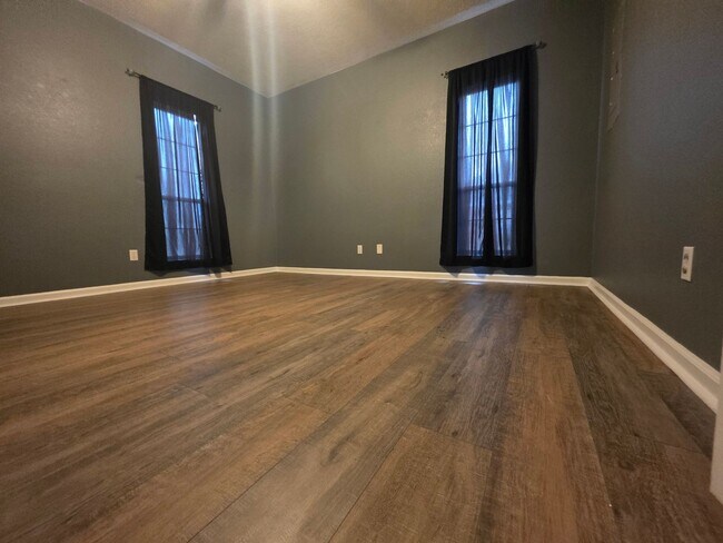 Building Photo - Moss Bluff Area