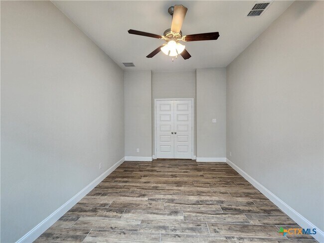 Building Photo - 1331 Gruene Glen St