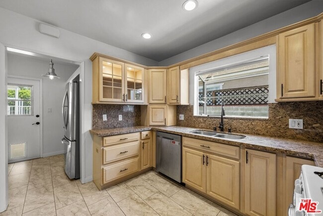 Building Photo - 923 W Orange Grove Ave