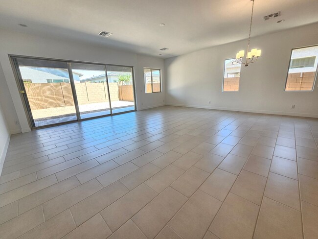 Building Photo - Beautiful and spacious