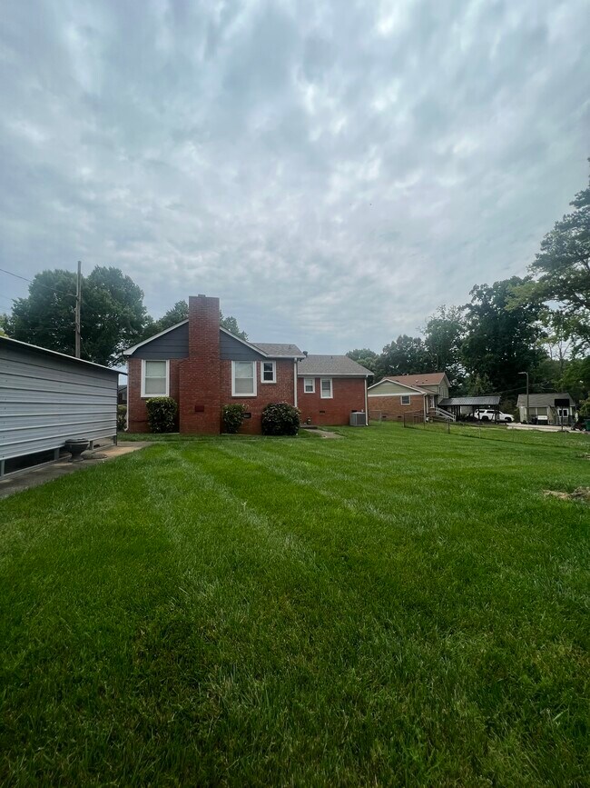 Building Photo - 1715 Bondale Pl