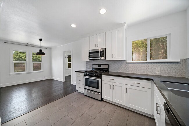 Building Photo - 4978 N North Maywood Ave