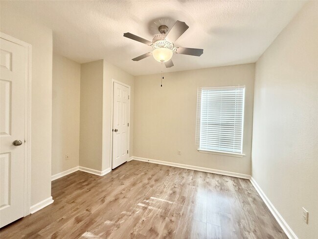 Building Photo - 140 Huisache St