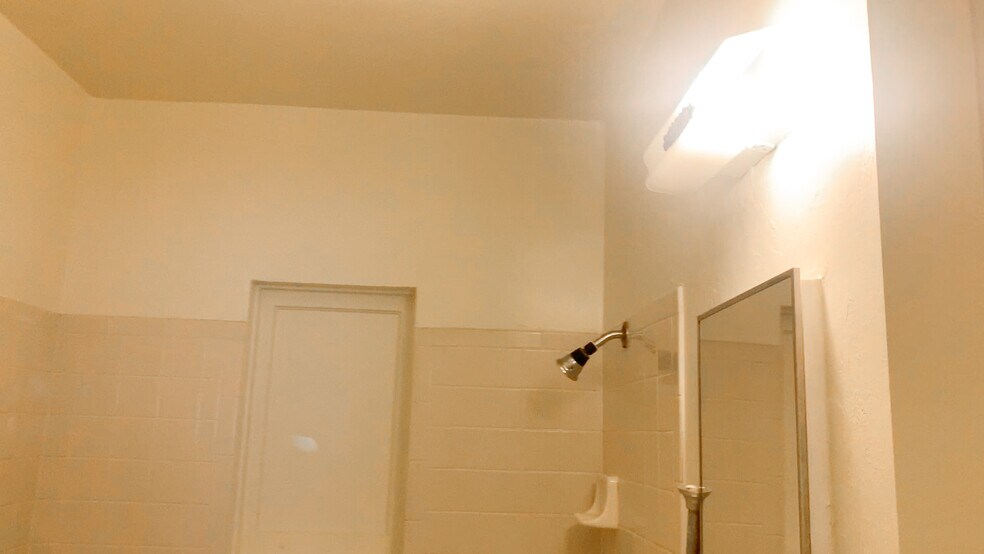 Building Photo - 832 S Maple Ave