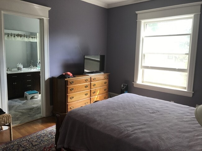 Building Photo - Beautiful 3 Bed / 2.5 Bath Summit Ave Cond...