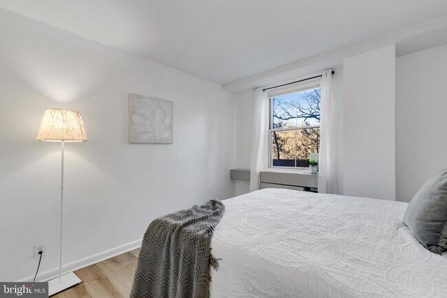 Building Photo - 2030 N Adams St