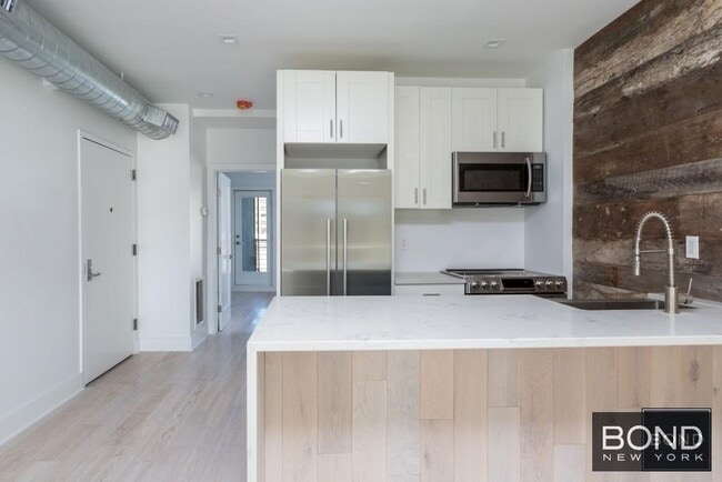 Building Photo - Amazing 2 Bedroom in the Heart of Astoria!