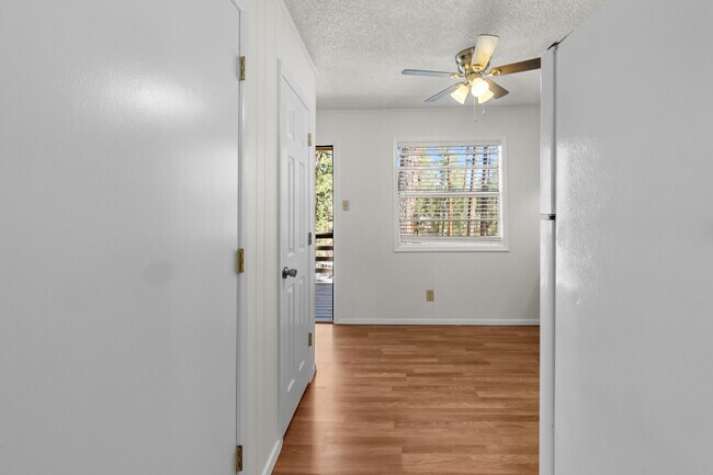 Building Photo - 106 Apache Hills Dr