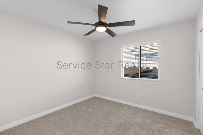 Building Photo - 1703 N La Rosa Dr