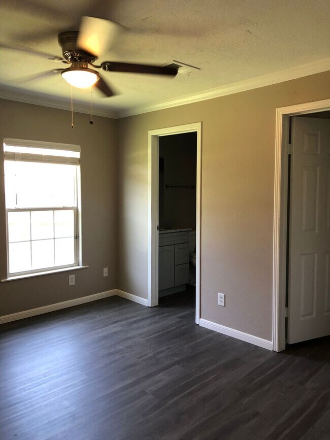 Building Photo - 109 Varsity Dr