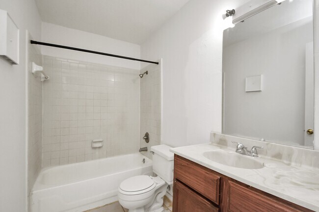 Building Photo - 9700 Leawood Blvd