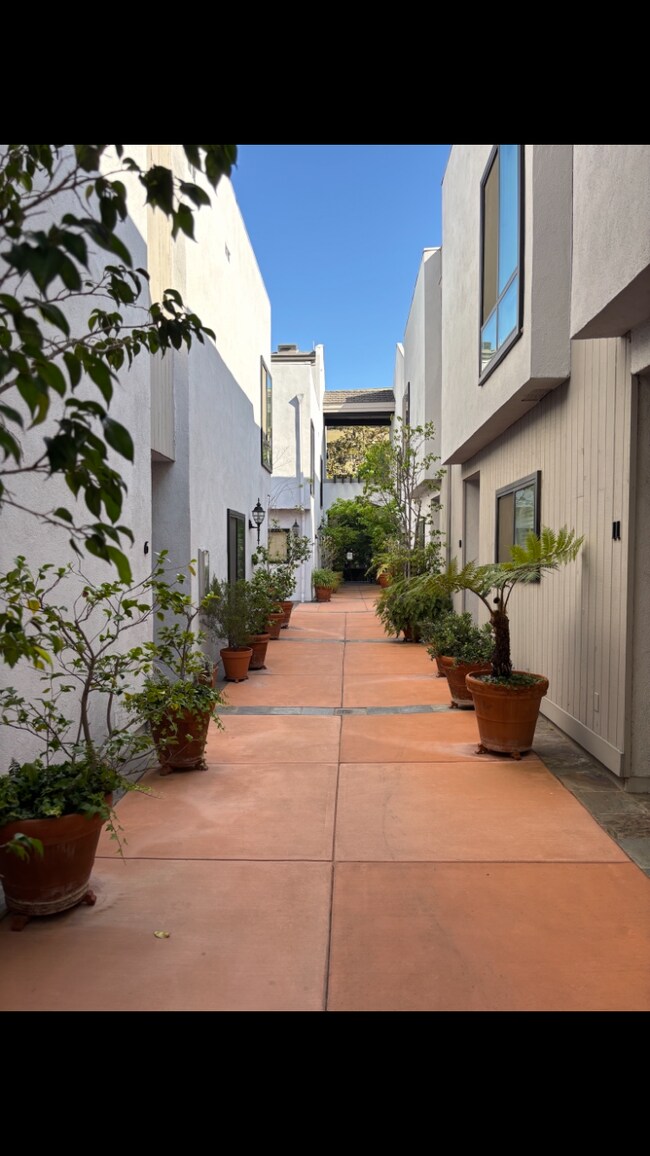 Building Photo - 10933 Wellworth Ave
