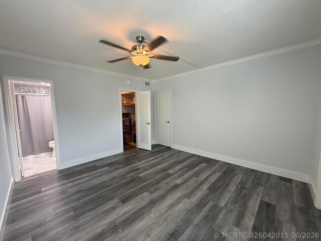 Building Photo - 2121 NE 42nd Ct