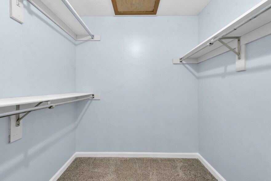 Master BR walk-in Closet - 4932 Drayton Rd