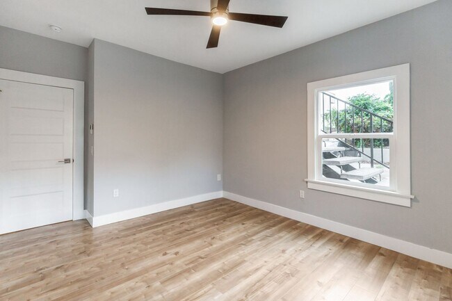 Building Photo - 415 N Coronado St