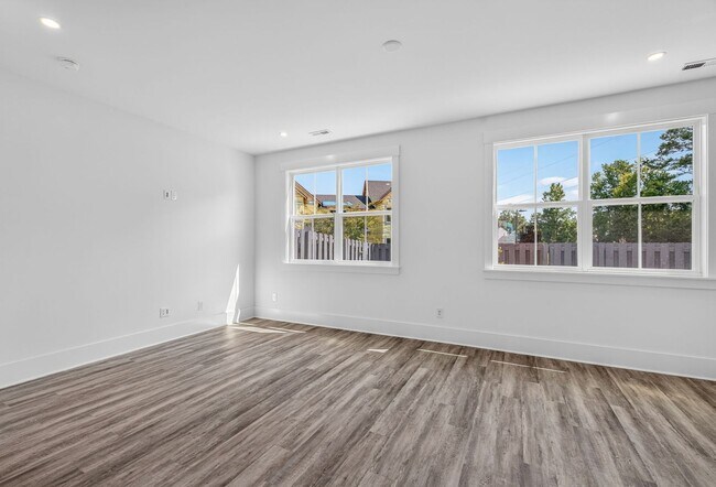 Building Photo - Modern Comfort in the Heart of Johns Island