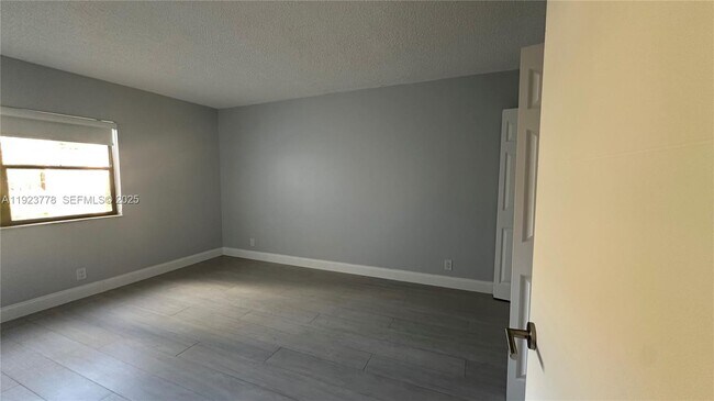 Building Photo - 200 Lakeview Dr