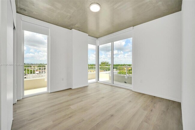 Building Photo - 475 NE 125th St