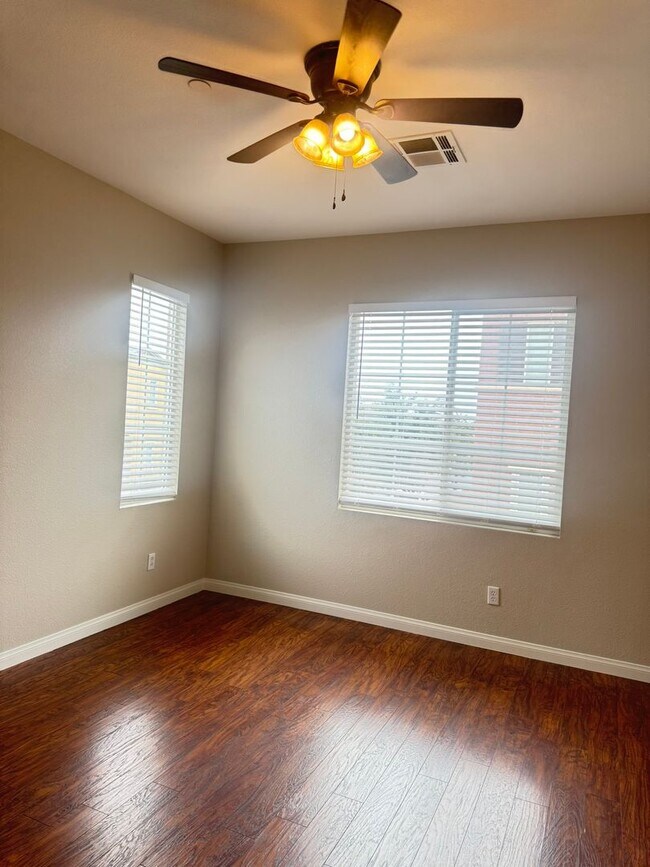 Building Photo - Adorable 3-Bed, 3-Bath Home in Gated Commu...