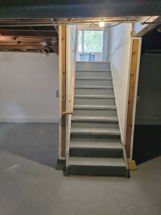 Building Photo - FOR RENT- 4 bed home on Hope Ave, Pets ok ...