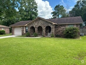 Building Photo - 206 Village Green Cir