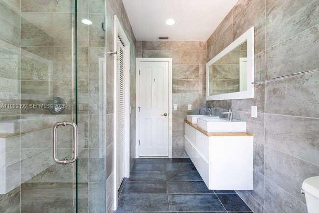 Building Photo - 14610 Tarpon Dr