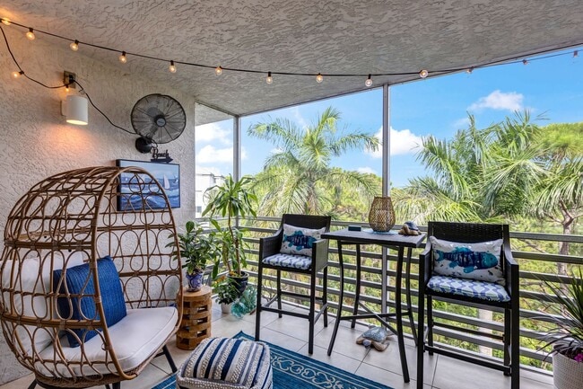 Building Photo - ** NAPLES COVE @ BAY FOREST ** 2 BED / 2 B...