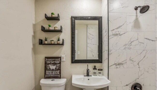 Building Photo - Charming Craftsman-Style Home in Boise 837...