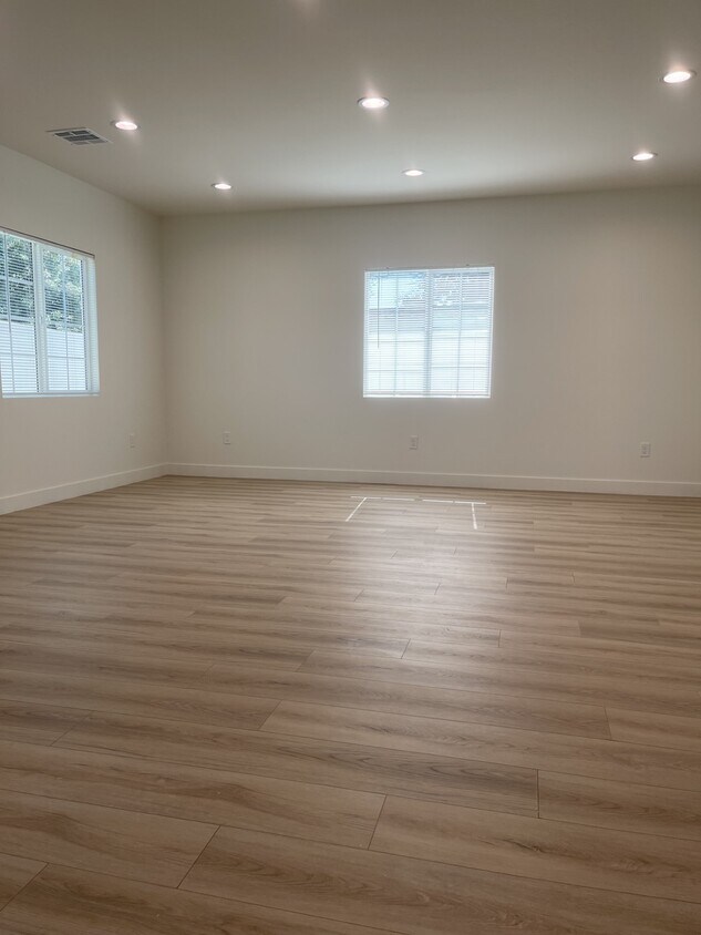 Building Photo - 8142 Redbush Ln