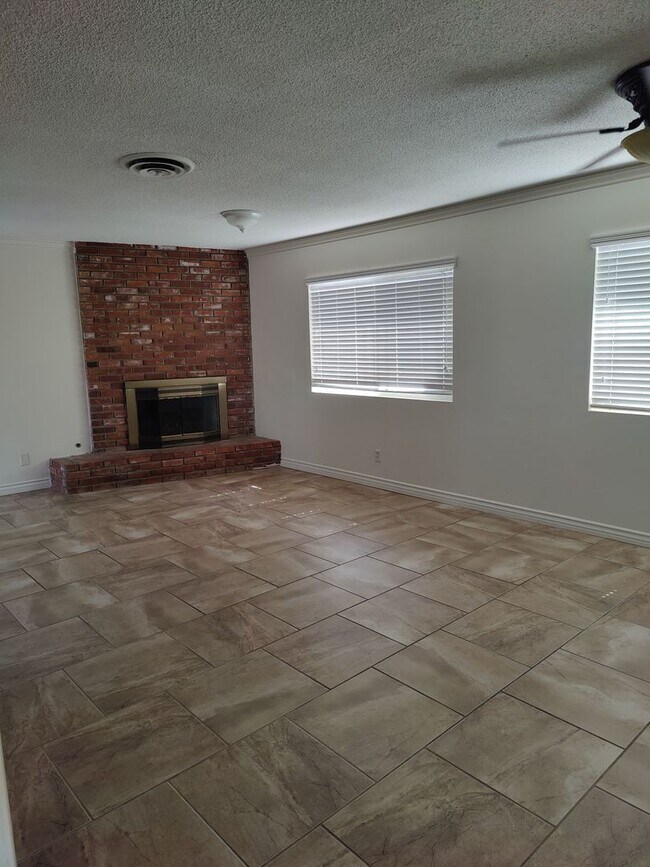 Building Photo - 3 bedroom 2 bath home with Solar