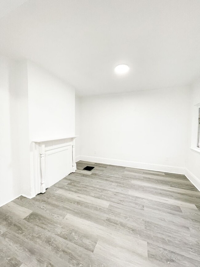 Building Photo - AVAILABLE MAY 2026 - Completely Renovated 2 Bedroom Home!