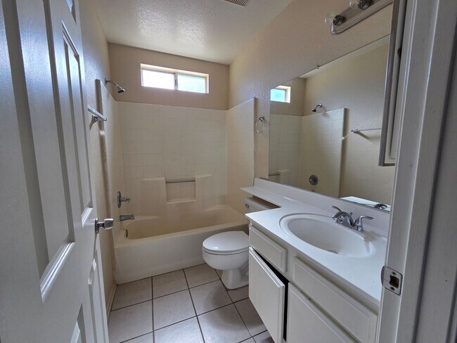 Building Photo - New Listing!